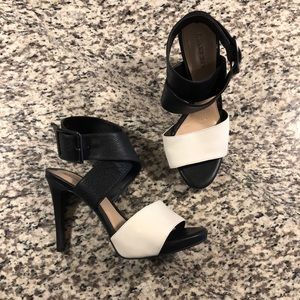 Gianni Bini Black/White Buckle Heel, Sz 8